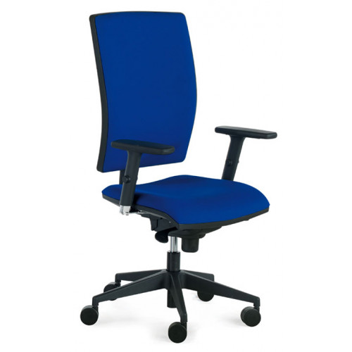 Silla de oficina new passion tapizada, respaldo alto, brazos regulables 2d y asiento regulable en altura.