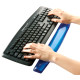 Reposamuñecas para teclado fellowes gel crystal en color azul.